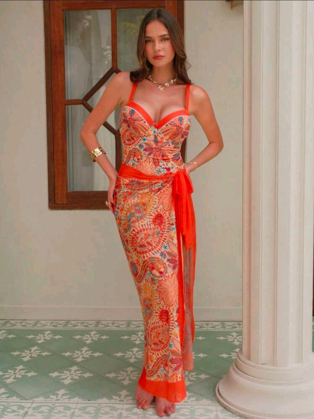 Traje de baño anaranjado de 1 pieza con estampado floral y salida de baño larga
