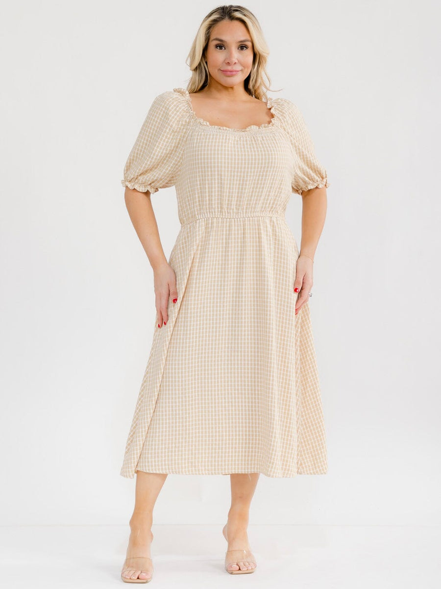 Vestido plus size beige y blanco maxi. A  cuadros con mangas cortas, cintura elástica y bolsillos frontales