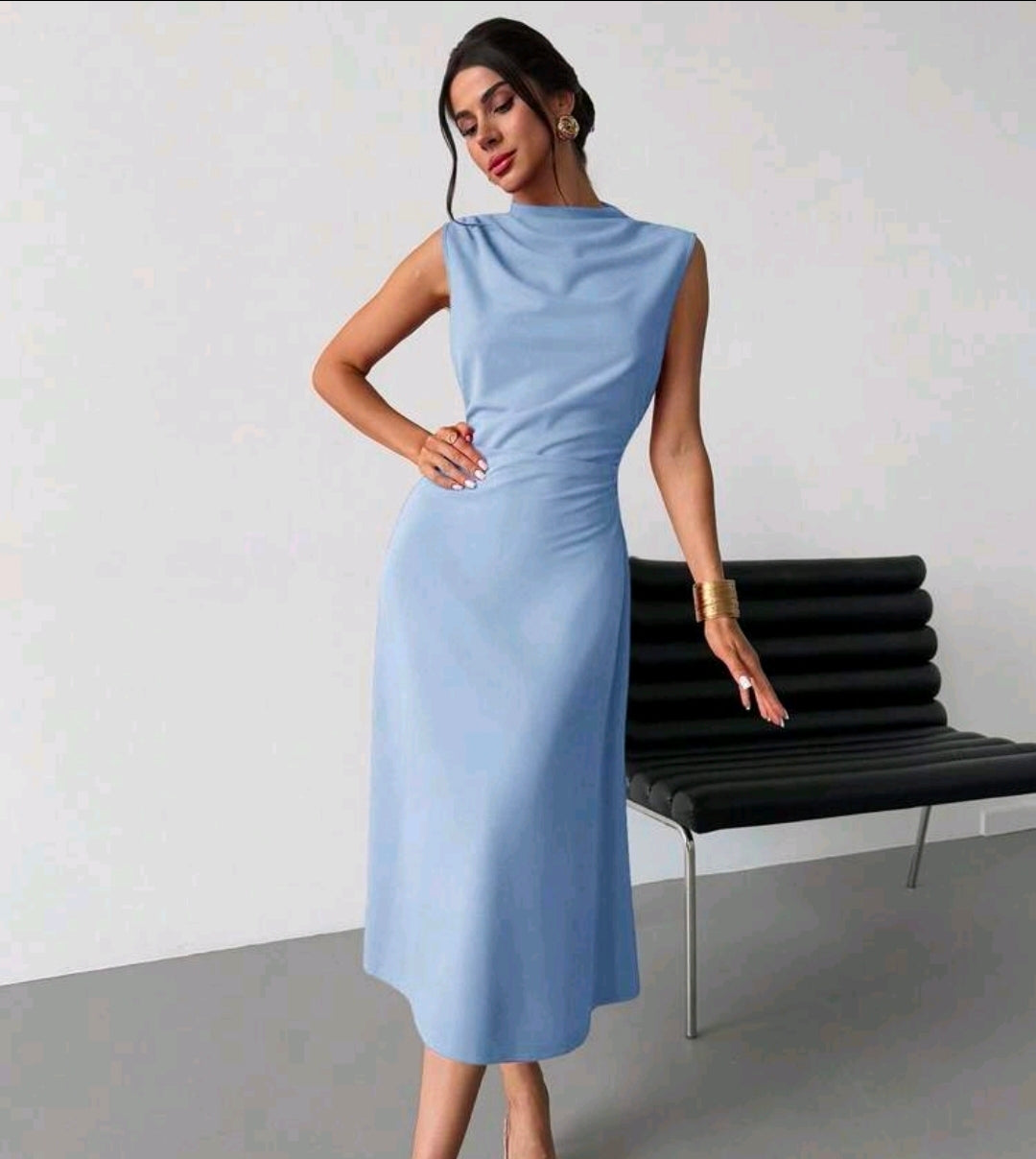 Vestido azul claro plisado elegante minimalista
