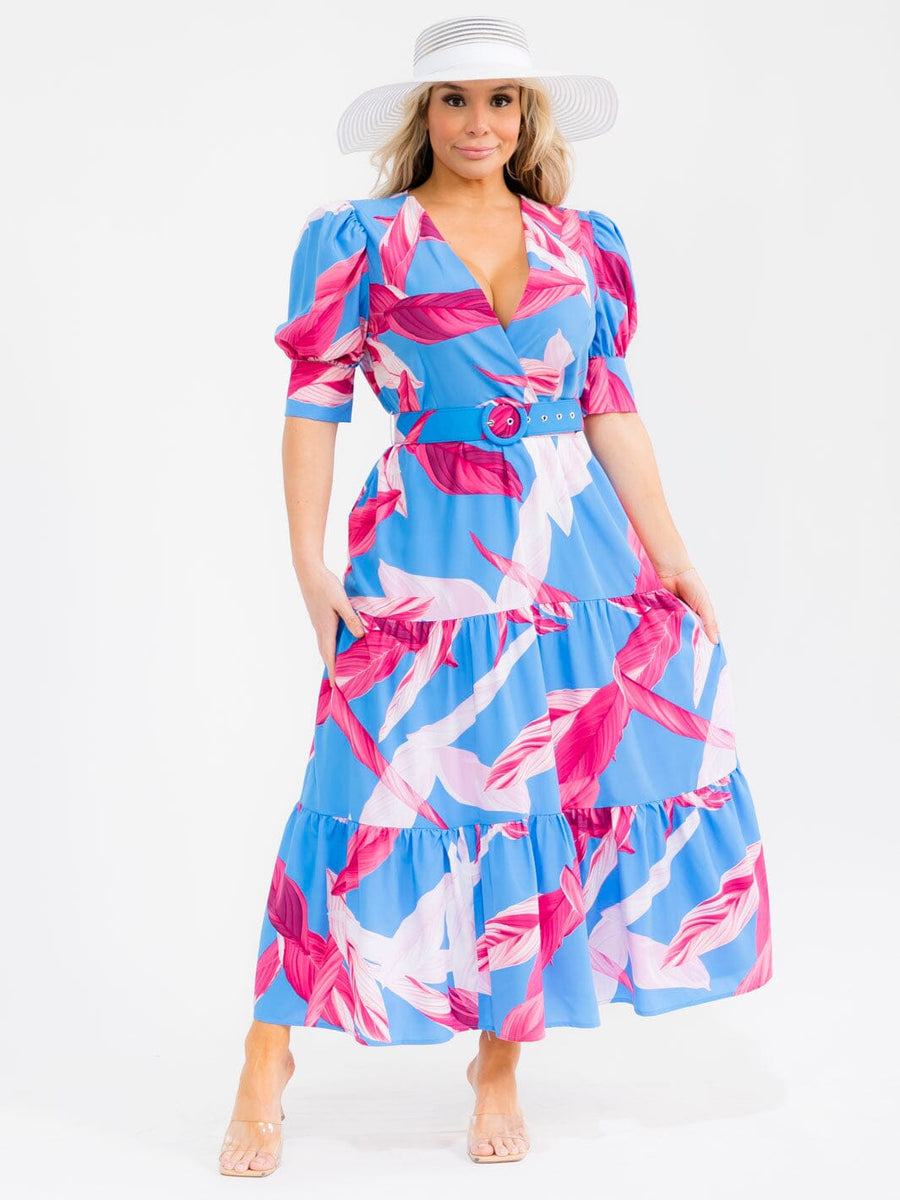 Vestido maxi plus size azul con rosado con mangas cortas, cinturón y estampado de hojas