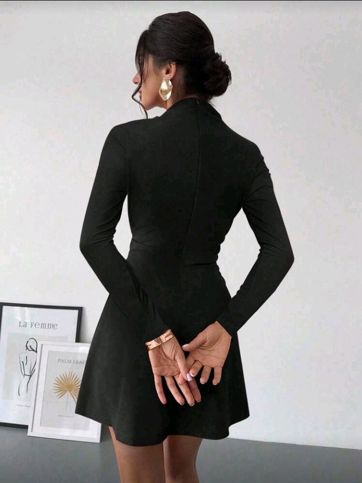 Vestido negro mini plisado de linea A elegante, minimalista