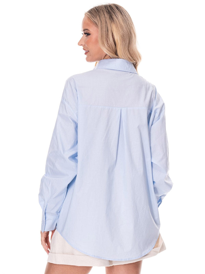 Blusa azul claro de botones con diseño floral bordado de perlas