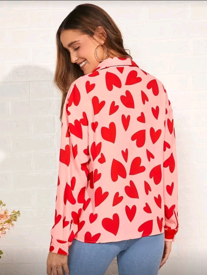 Camisa rosada con patron de corazones rojos