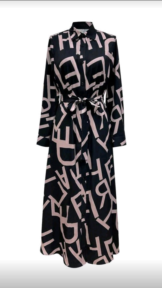 Vestido largo negro con estampado beige con cinturón