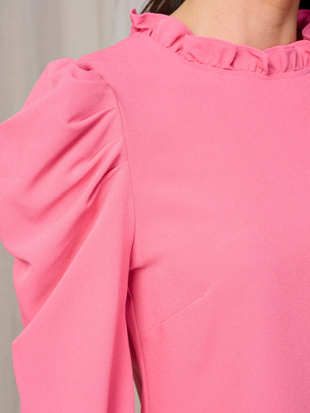 Blusa Rosada Manga Larga con Cuello con Volante
