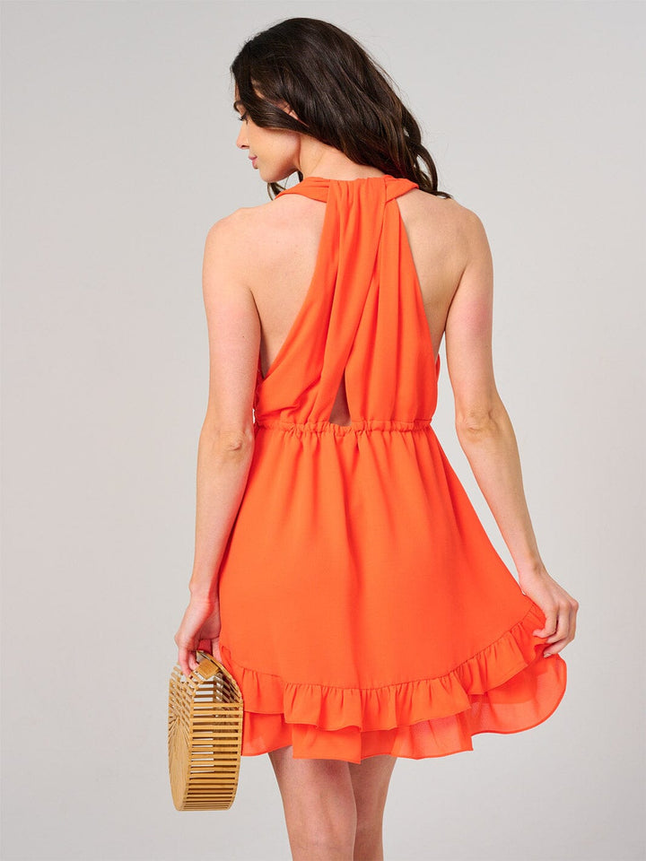 Vestido corto anaranjado sin mangas para mujer con escote en V y detalles de volantes.