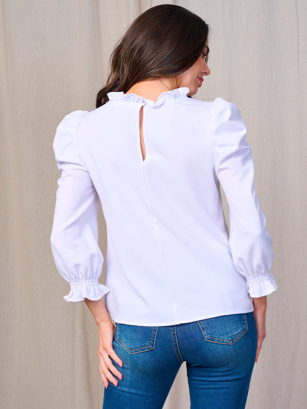 Blusa Blanca Manga Larga y Cuello con Volante