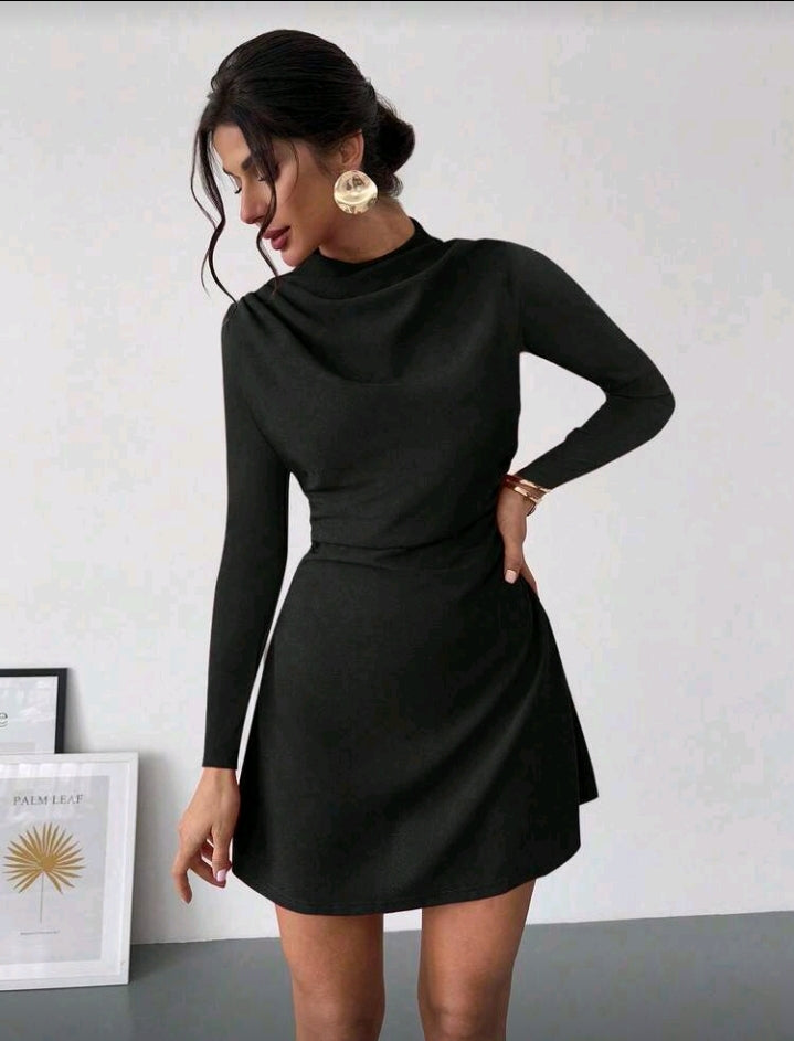 Vestido negro mini plisado de linea A elegante, minimalista