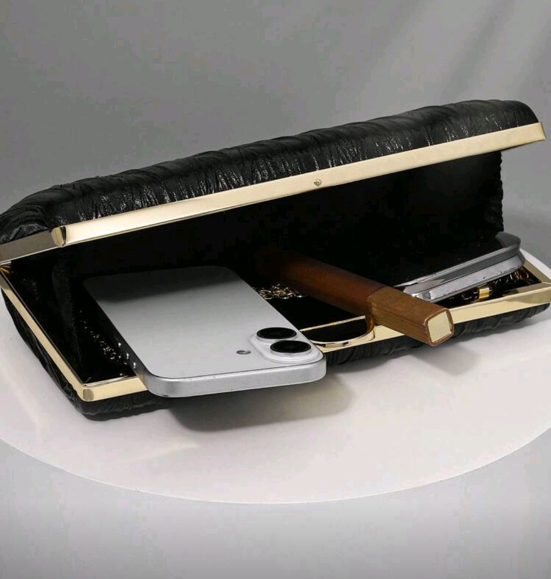 Cartera clutch OpulAura Negra con bordes Dorados