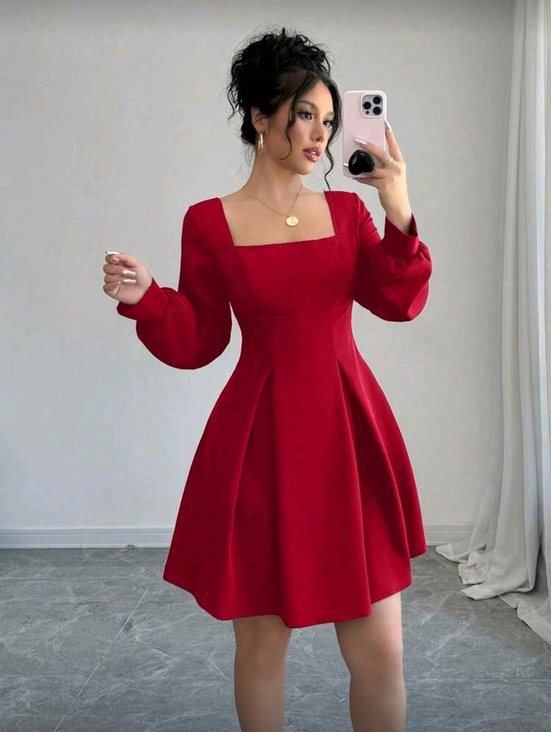 Vestido Rojo Elegante Plisado con Cuello Cuadrado