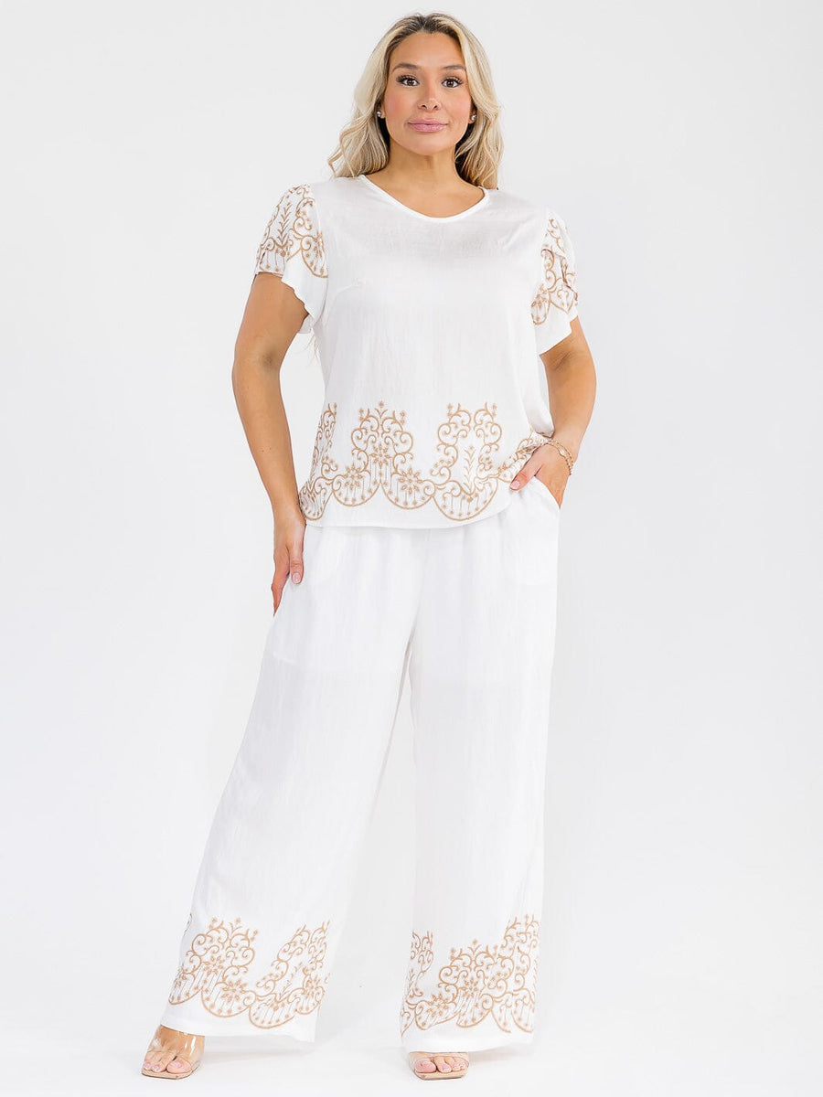 Conjunto Plus blanco con estampado beige de blusa y pantalón