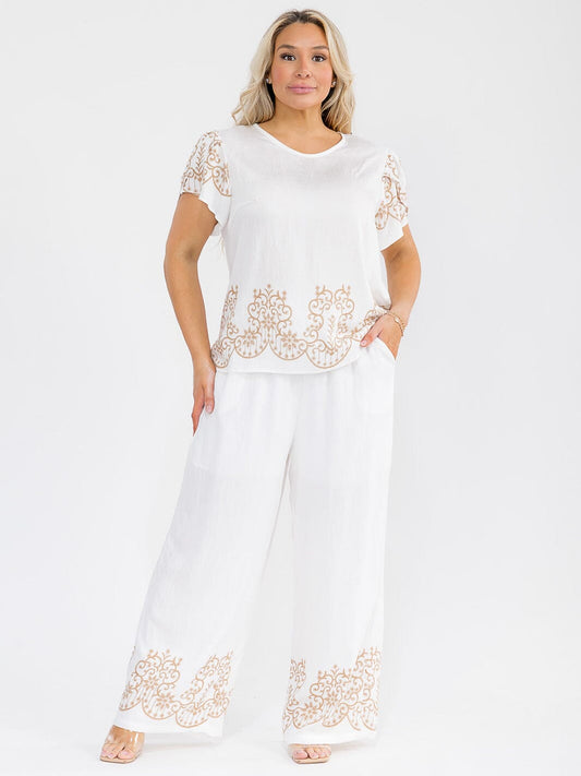 Conjunto Plus blanco con estampado beige de blusa y pantalón