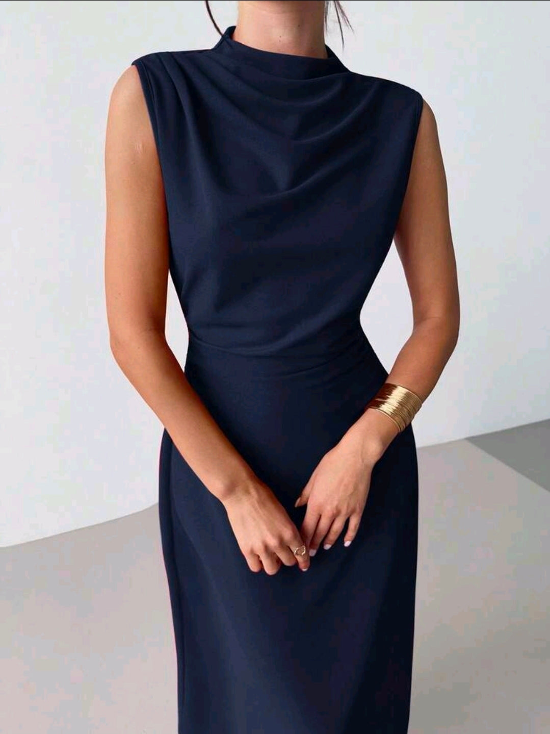 Vestido azul oscuro largo plisado sin mangas