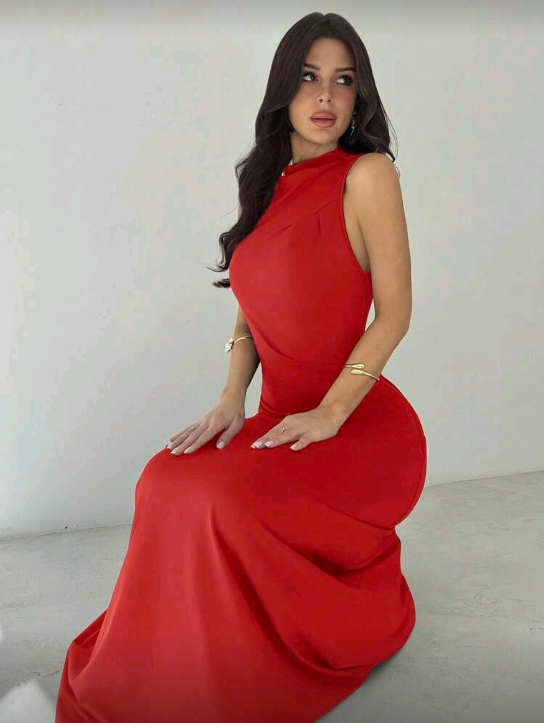 Vestido Rojo Elegante de Cuello Alto y Cintura Ceñida