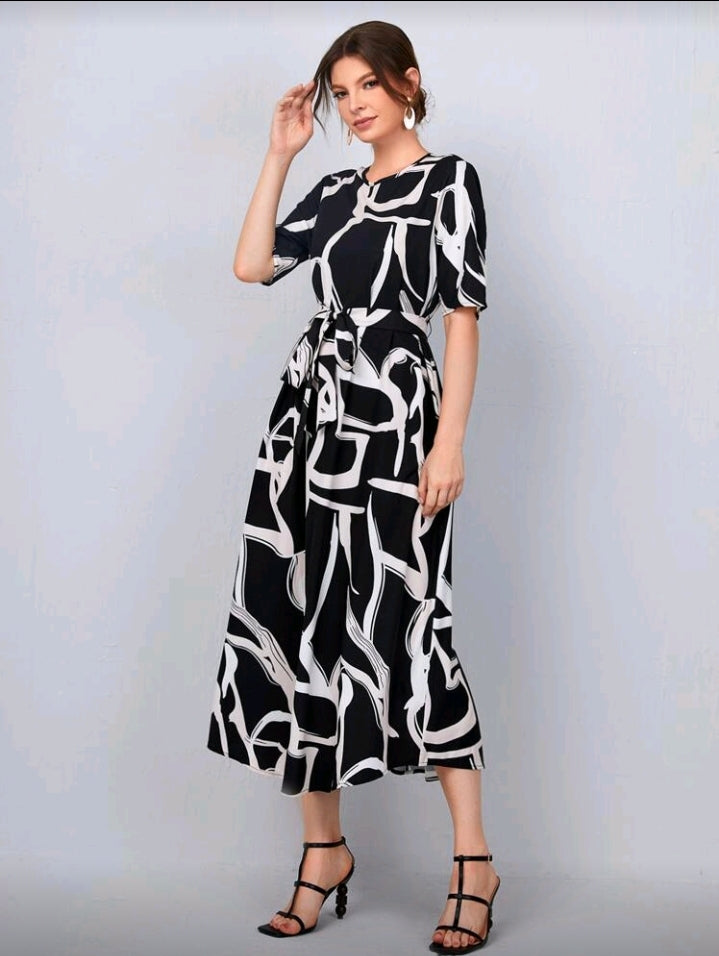 Vestido negro y blanco con cinturón