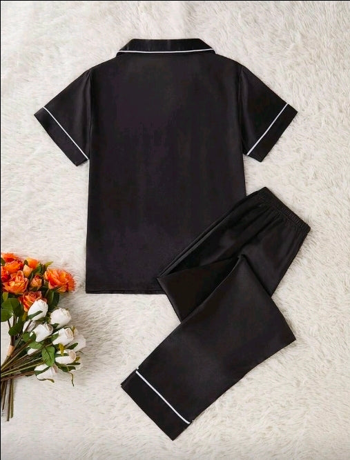 Set de pijama negro manga corta y pantalon largo satinado con bordado blanco