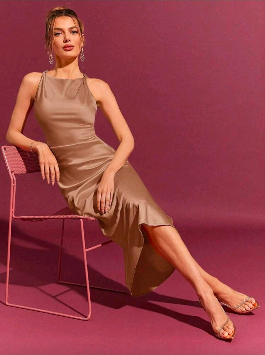 Vestido midi café claro elegante sin mangas