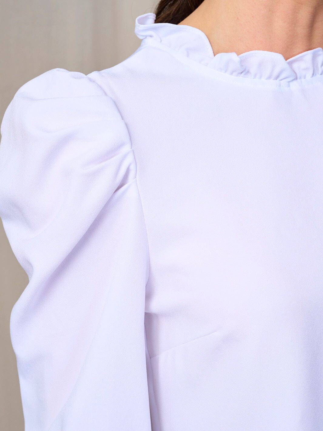 Blusa Blanca Manga Larga y Cuello con Volante