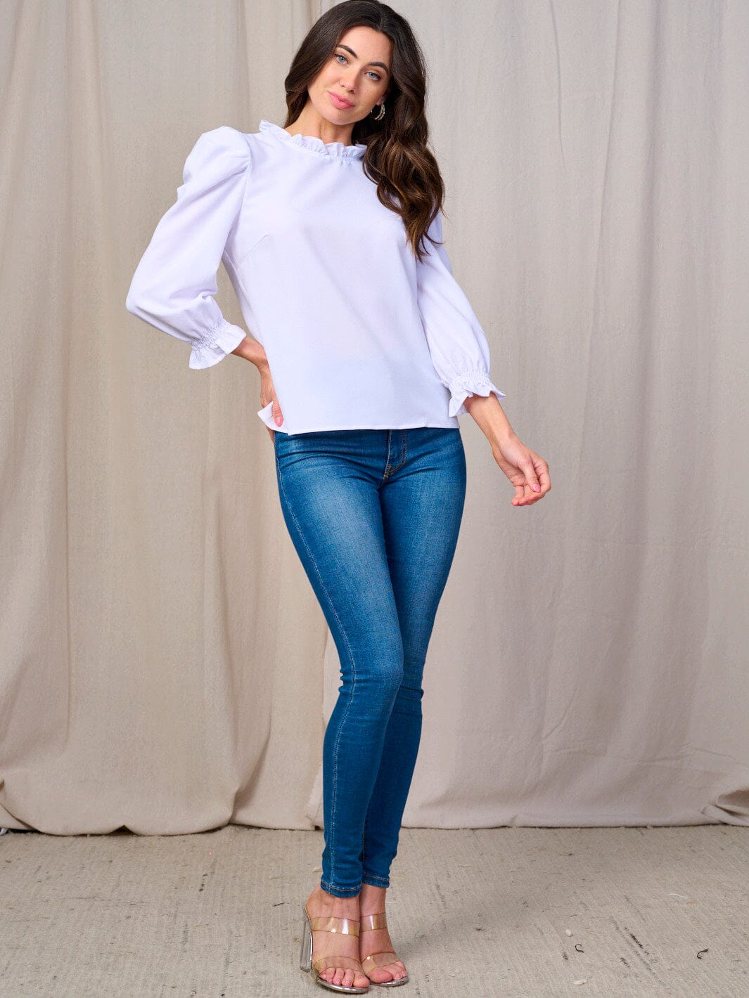 Blusa Blanca Manga Larga y Cuello con Volante