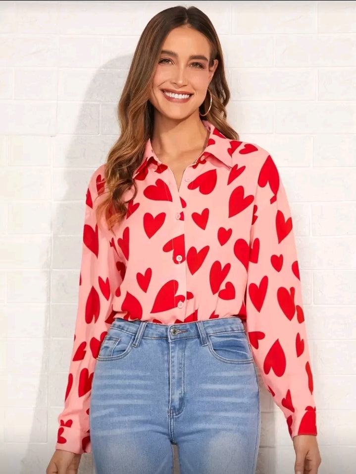 Camisa rosada con patron de corazones rojos