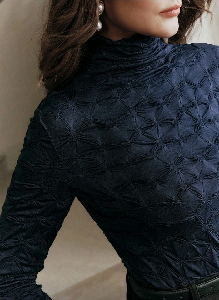 Camisa azul marino manga larga y ajustada con cuello alto